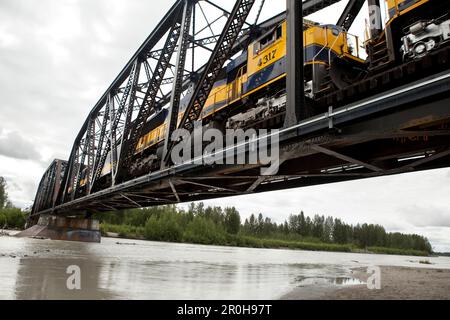 ALASKA, Talkeetna, un train partant d'Anchorage traverse Talkeetna en route vers le parc national Denali Banque D'Images