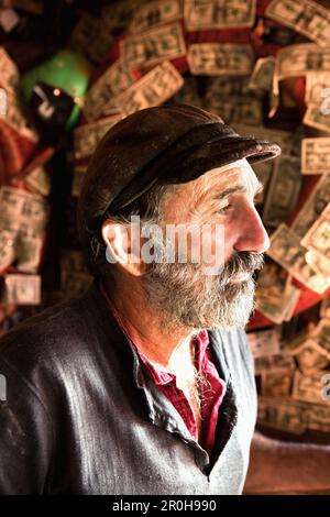 ALASKA, Homer, portrait d'un pêcheur Albert Arakelaine au saloon de Dawg après une longue journée de pêche, la fin de la terre, le Homer Spit Banque D'Images