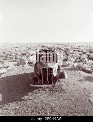 États-Unis, Arizona, Ford Truck historique, parc national de Petrified Forest, Painted Desert (B&W) Banque D'Images
