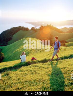 USA, Californie, homme souriant regardant un ami assis sur la montagne, Mount Tamalpais Banque D'Images
