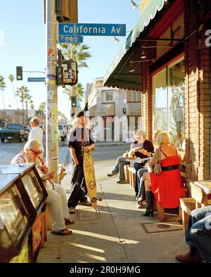 États-unis, Californie, les gens se réunissent en face de Abbot's habitude Cafe à Venice Beach à l'intersection de l'Abbé Kinney Boulevard et l'Avenue de la Californie Banque D'Images