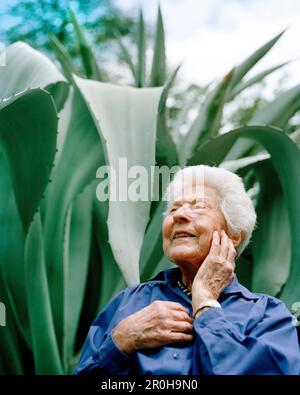 États-Unis, Californie, bonne femme de 100 ans aux jardins de Bancroft Banque D'Images