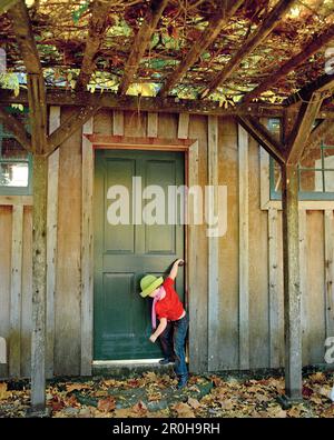 États-unis, Californie, fille de la fermeture d'une porte dans l'automne Banque D'Images