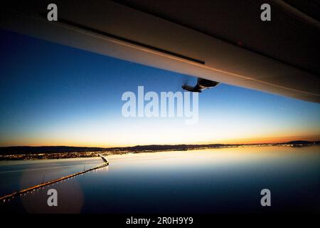 États-Unis, Californie, San Francisco, survolant la baie de San Francisco la nuit dans le navire de compagnie Ventures Zepplin, le pont Sam Mateo Banque D'Images