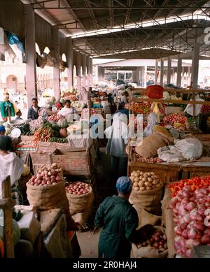 ERYTHRÉE, Asmara, les gens vendent et achètent des produits sur un marché ouvert à Asmara Banque D'Images