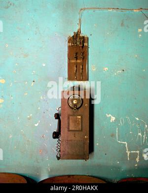 ERYTHRÉE, Arbaroba, ancien téléphone sur un mur de gare dans la ville d'Arbaroba Banque D'Images