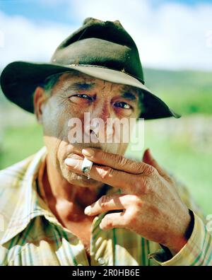 États-Unis, Hawaï, gros plan d'un cow-boy hawaïen fumant, Parker Ranch Banque D'Images