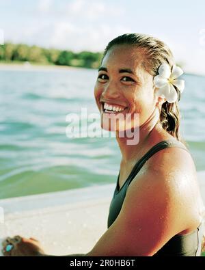 États-Unis, Hawaï, une belle femme sauveteur souriant, la Grande île Banque D'Images