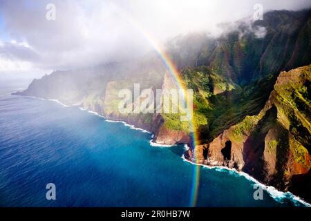 USA, Hawaï, une belle vue d'un arc-en-ciel et de la côte de Napali, Kaua'i Banque D'Images