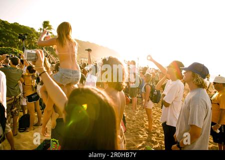 USA, Hawaii, Oahu, la Côte-Nord, les gens qui regardent la cérémonie de remise des prix de la Eddie Aikau surf compétition, Waimea Bay Banque D'Images