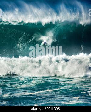 États-Unis, Hawaï, Oahu, la rive nord, Kelly Slater a fait une énorme vague à Waimea Bay Banque D'Images