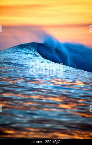 INDONÉSIE, Îles Mentawai, Kandui Resort, vague dans l'océan Indien au coucher du soleil Banque D'Images