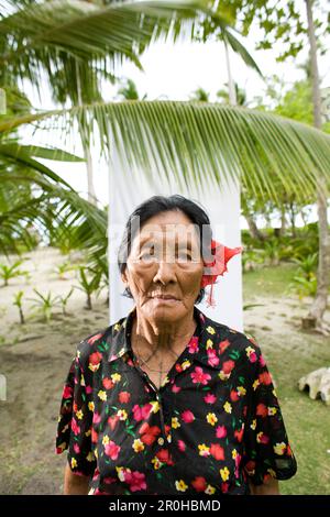 INDONÉSIE, Îles Mentawai, Kandui Resort, portrait d'un ancien de Mentawai avec des tatos nommés Tatiana Banque D'Images