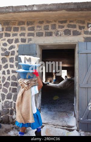 L'ILE MAURICE, tamarin, les femmes assument de lourdes charges de sel à une installation de stockage où il est stocké et préparés pour le transport, les Salines de Tamarin Banque D'Images