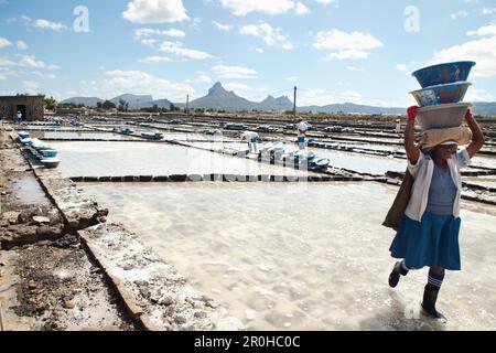 L'ILE MAURICE, tamarin, les femmes assument de lourdes charges de sel à une installation de stockage où il est stocké et préparés pour le transport, les Salines de Tamarin Banque D'Images