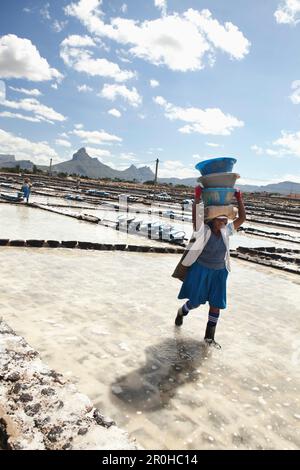 L'ILE MAURICE, tamarin, les femmes assument de lourdes charges de sel à une installation de stockage où il est stocké et préparés pour le transport, les Salines de Tamarin Banque D'Images