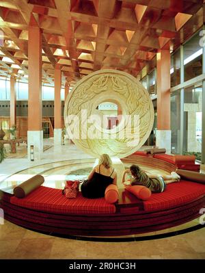 MEXIQUE, Riviera Maya, touriste assis dans un hall d'hôtel, Iberostar Banque D'Images