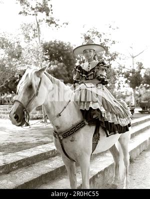 Le MEXIQUE, Riviera Maya, Mexique sombrero port Cowgirl assis sur le cheval (B&W) Banque D'Images