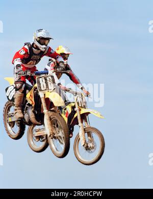 USA, Ohio, motocross riders obtenir et air racing pour les conduire Banque D'Images