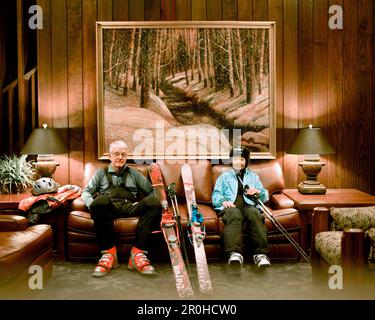 USA, Utah, senior man and woman sitting in ski gear à l'Alta's Rustler Lodge Banque D'Images