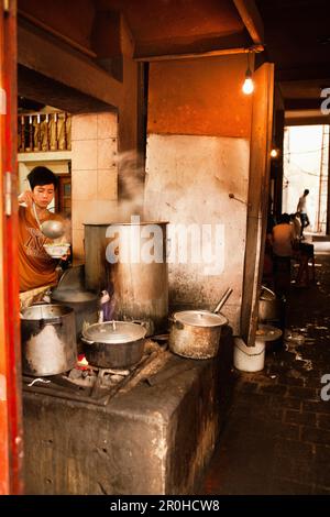 VIETNAM, Hanoi, restaurant Pho Gia Truyen, également connu sous le nom de 49 Bat Dan, un jeune garçon sert du bouillon pho dans un bol Banque D'Images