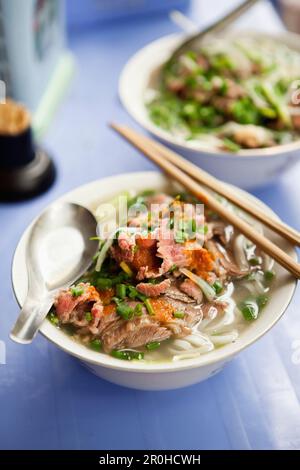 VIETNAM, Hanoï, bols de pho bo ou bols de nouilles de bœuf sur une table au restaurant Pho Gia Truyen, également connu sous le nom de 49 Bat Dan Banque D'Images