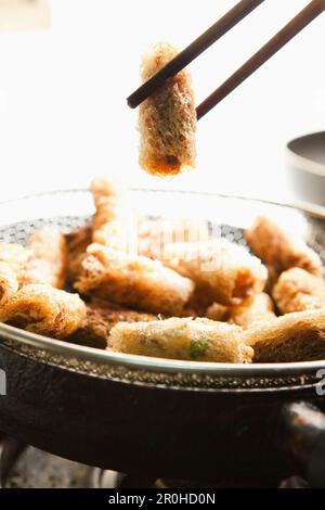 VIETNAM, Hue, petits pains de porc émincés préparés chez Mme Boi Tran Banque D'Images