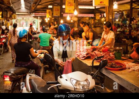 VIETNAM, Hanoi, une jeune femme achète la viande d'un boucher dans le Chau Long Market Banque D'Images