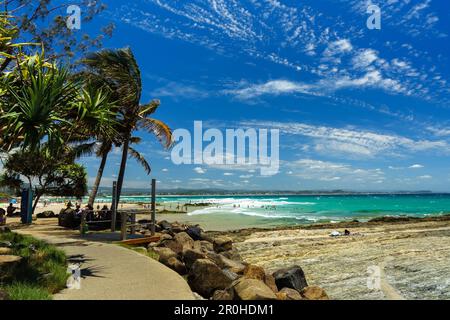 Vue vers le nord sur Rainbow Bay par une belle journée d'été. Coolangatta, Gold Coast, Queensland, Australie Banque D'Images