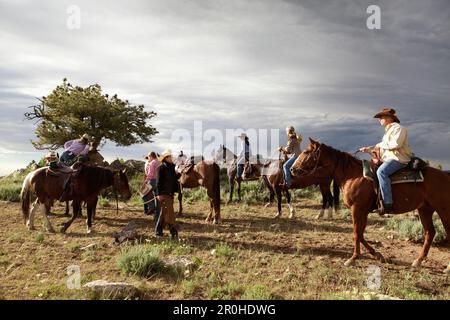 USA, Wyoming, du cantonnement, mainteneurs de prendre des chevaux d'invités après un tour, Abara Ranch Banque D'Images