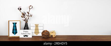 Décor de la fête des pères avec panneaux en bois rustiques et branches en coton sur une étagère en bois sur fond de bannière murale blanche. Copier l'espace. Banque D'Images