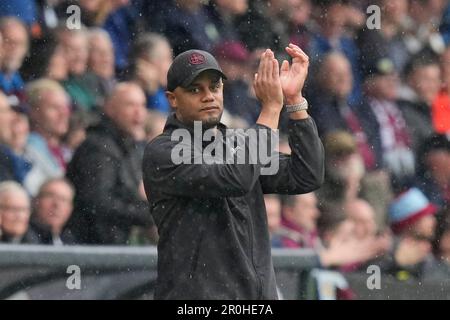 Vincent Kompany, responsable de Burnley, salue les fans lors du match de championnat Sky Bet Burnley vs Cardiff City à Turf Moor, Burnley, Royaume-Uni, 8th mai 2023 (photo de Steve Flynn/News Images) Banque D'Images