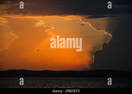 Nuages au-dessus du lac de Constance dans la lueur de la soirée, Allemagne, Bavière Banque D'Images