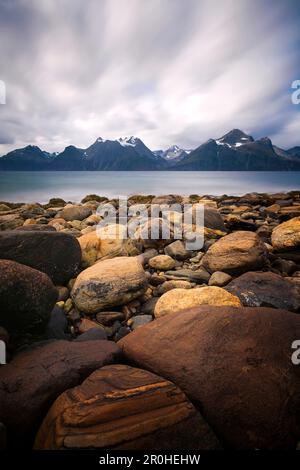 Longue exposition sur le fjord de Lyngen avec des sommets enneigés des Alpes de Lyngen en arrière-plan, Troms, Norvège Banque D'Images