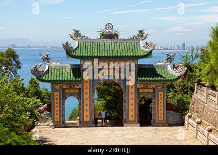 Da Nang, Vietnam - 21 août 2018 : porte de la pagode de l'Ung de Linh au sommet de la montagne de son Tra. Banque D'Images