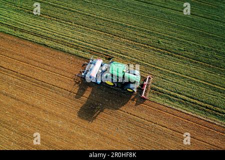 Tracteur préparant le champ pour le semis à l'automne 11.10.2018, vue aérienne, Allemagne Banque D'Images