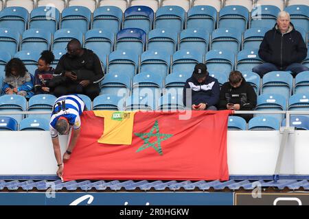 Londres, Royaume-Uni. 08th mai 2023. Un fan des Queens Park Rangers porte un drapeau marocain dans les tribunes lors du match de championnat EFL Sky Bet entre Queens Park Rangers et Bristol City au Kiyan Prince Foundation Stadium, Londres, Angleterre, le 8 mai 2023. Photo de Carlton Myrie. Utilisation éditoriale uniquement, licence requise pour une utilisation commerciale. Aucune utilisation dans les Paris, les jeux ou les publications d'un seul club/ligue/joueur. Crédit : UK Sports pics Ltd/Alay Live News Banque D'Images