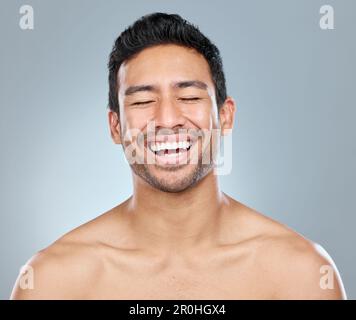 Le beau commence à l'intérieur. un beau jeune homme posant sur un fond gris. Banque D'Images