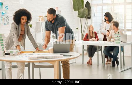 Divers hommes d'affaires travaillant ensemble dans un bureau. Divers collègues collaborent au sein d'une agence de conception. Groupe d'architectes travaillant dans un bureau Banque D'Images