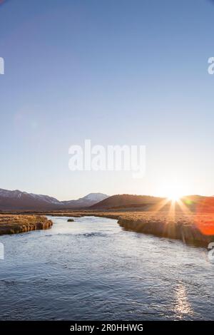 Hot Creek au coucher du soleil, Mammoth Lakes, Californie, États-Unis Banque D'Images