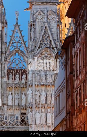 Façades de la rue du gros horloge et de la cathédrale notre-Dame de l'Assomption, Rouen, Normandie, France Banque D'Images