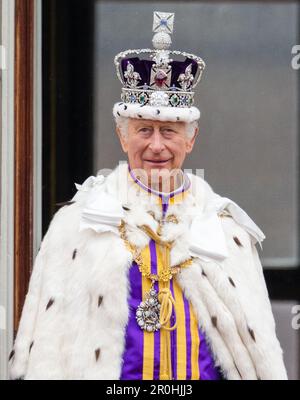 Londres, Angleterre. ROYAUME-UNI. 06 mai 2023. Le roi Charles III, portant la couronne impériale, sur le balcon de Buckingham Palace après le couronnement Banque D'Images