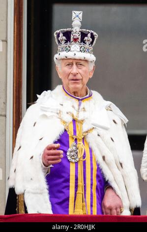 Londres, Angleterre. ROYAUME-UNI. 06 mai 2023. Le roi Charles III, portant la couronne impériale, sur le balcon de Buckingham Palace après le couronnement Banque D'Images