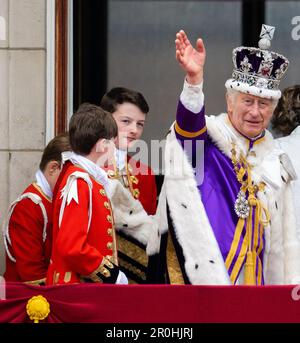 Londres, Angleterre. ROYAUME-UNI. 06 mai 2023. Le roi Charles III, portant les vagues du roi Charles III de la couronne d'État impériale depuis le balcon de Buckingham Palace Banque D'Images