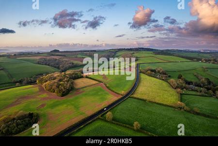 Coucher de soleil sur les champs et les terres agricoles au printemps d'un drone, Devon, Angleterre, Europe Banque D'Images