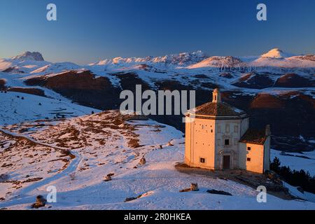 Chapelle avec vue sur Campo Imperatore avec Gran Sasso en arrière-plan, Castel Rocca Calascio, Calascio, Abruzzes, Apennines, l'Aquila, Italie Banque D'Images