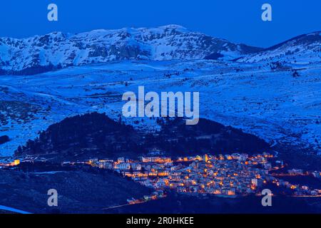 Castel del Monte illuminé en face de Campo Imperatore, Calascio, Abruzzes, Apennines, l' Aquila, Italie Banque D'Images