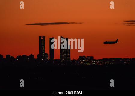 Madrid, Espagne. 23th mars 2023. Horizon de Madrid au coucher du soleil avec atterrissage en avion. Credit: Xan Gasalla / Alamy News Banque D'Images