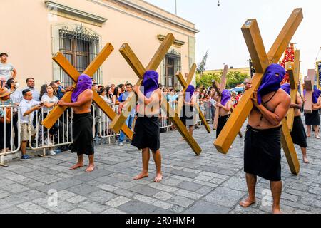 Vendredi Saint procession silencieuse à Oaxaca Mexique pendant le Santa Semana (Pâques) / les participants avec des croix portent des capots pour créer l'anonymat et symboliser l'égalité devant Dieu Banque D'Images