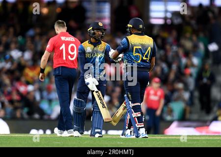 Sydney, Australie, 5 novembre 2022. Bhanuka Rajapaksa du Sri Lanka et Pathum Nissanka du Sri Lanka se touchent des gants lors du match de cricket de la coupe du monde T20 de la CPI entre l'Angleterre et le Sri Lanka au terrain de cricket de Sydney sur 05 novembre 2022 à Sydney, en Australie. Crédit : Steven Markham/Speed Media/Alay Live News Banque D'Images